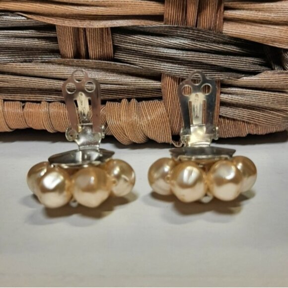 Vintage Earrings Faux Pearl Cluster Beaded Flower 90s Clip On Silver Jewelry - Picture 5 of 10